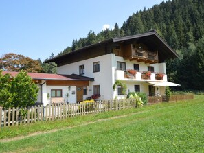 Außenseite Ferienhaus [Sommer]