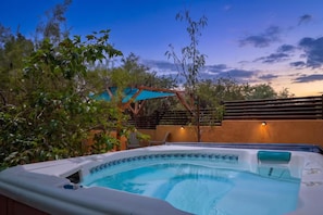 Outdoor spa tub - Former Sedona Pig Sanctuary - Now Accepting Humans (Sedona)