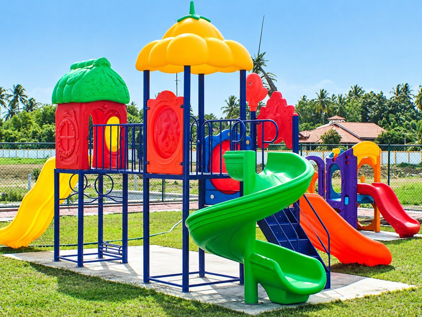 Un parque infantil con toboganes y estructuras para escalar.