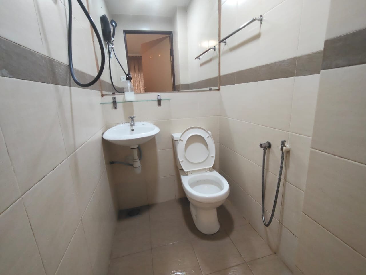 Un baño pequeño con inodoro, lavabo y ducha.