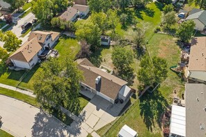 Un quartiere residenziale con case, prati e alberi.