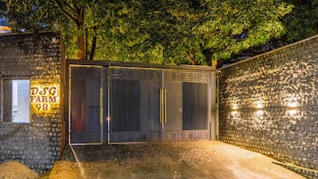 Una entrada protegida por un muro de ladrillo y un letrero que dice 'DSG FARM 98'.