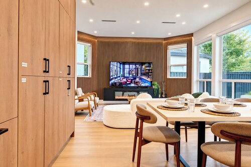 Large Luxury newly built home, 8 bedrooms, sleeps 20, AC, Playground,Crib, Games