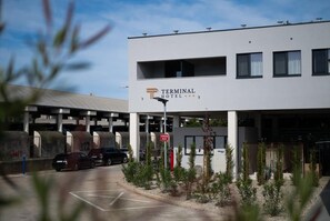 A modern building with a sign reading 'Terminal Hotel'. - Hotel Terminal (Zadar)