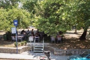 Outdoor dining - Kiara Garitsa House by Corfuescapes (Kerkira)