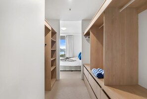 Room - 79 Harbour Lights with Parkland & Marina Views (Cairns City)