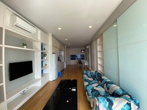 Living area - Stylish KLCC Apartment with Stunning City Views (Kuala Lumpur)