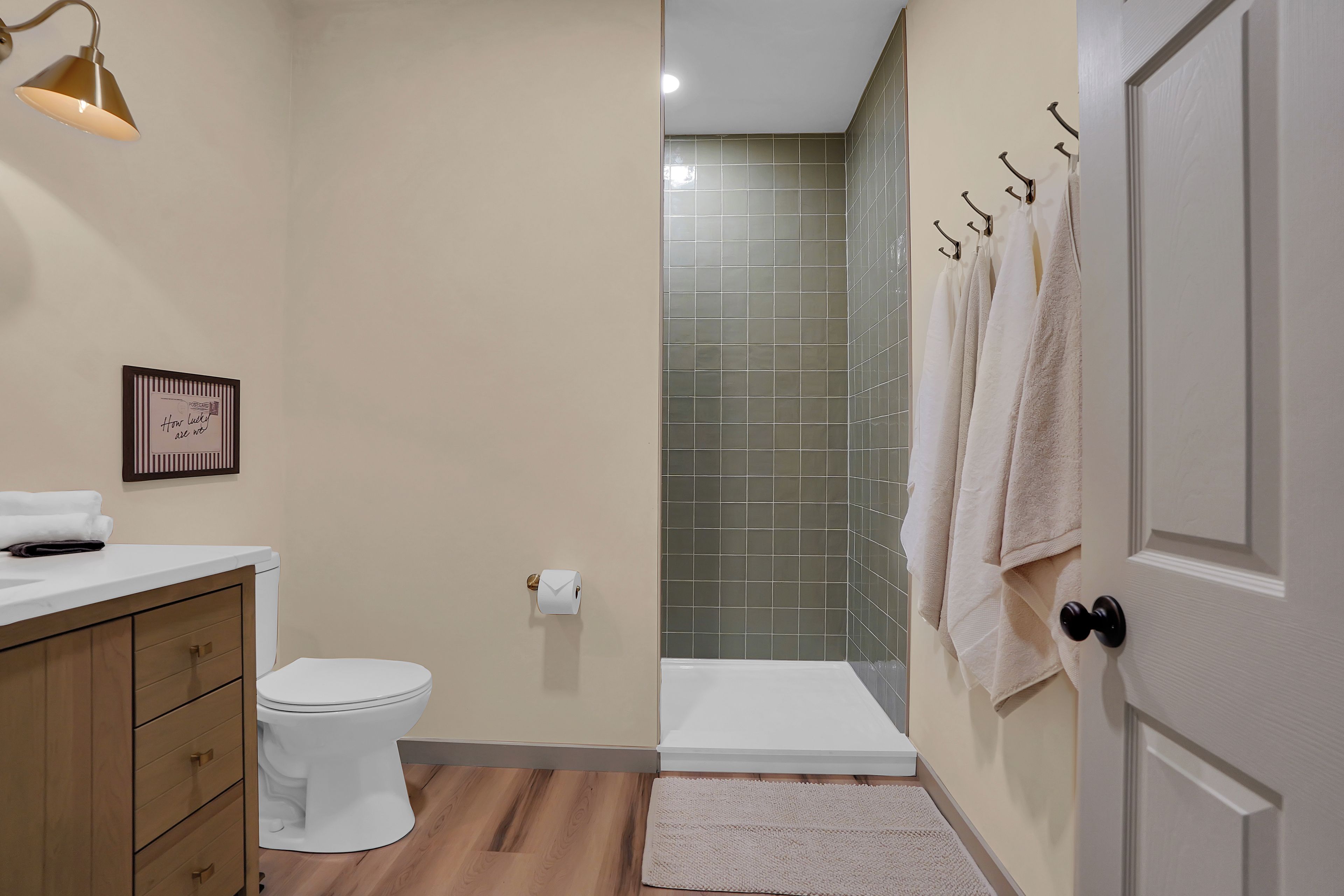 Ein Badezimmer mit Toilette, Waschbecken und Duschbereich.