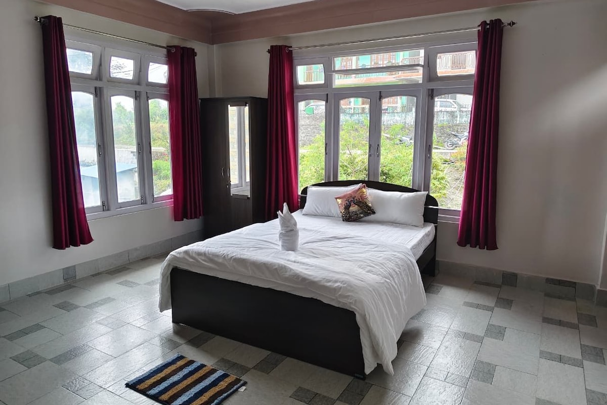 Un dormitorio con una cama, una ventana y una puerta.