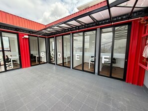 A modern office space with glass partitions, red accents, and a grey floor. - Sophisticated apartment in Chapinero Norte bogota (Bogotá)