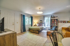 Ein Schlafzimmer mit einem Bett, einem Schreibtisch, einem Bücherregal und einem Stuhl.