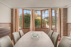 Dining - Villa 'Aranda' with Mountain View, Wi-Fi and Air Conditioning (Alhaurín de la Torre)