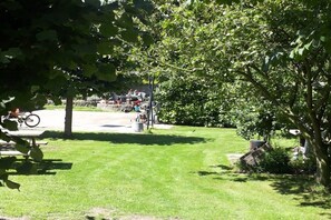 A well-maintained grassy area with a picnic table and a bicycle. - Holiday apartment with 3 bedrooms (Vrouwenpolder)