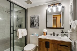Full Bathroom - Hikes + Hot Tub Soaks! Extended Silverthorne Stay (Silverthorne)