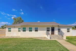 A single-story house with a front porch, a small front yard, and a clear blue sky. - Near City of Hope Hospital, Newly Renovated Home (Duarte)