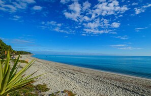 A beach with clear blue water and a sandy shore. - HAUT DE VILLA VUE MER AU CALME (CERVIONE)