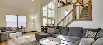 Masthope 5BR, 3BA Chalet Walk to Ski Area & Lodge