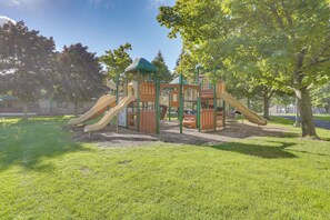 Ein Spielplatz mit Rutschen und Klettergerüsten.