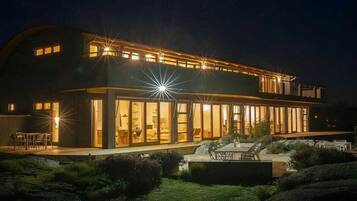 Un bâtiment moderne à deux étages, doté de grandes fenêtres et d’un intérieur bien éclairé.