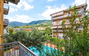 A residential area with a swimming pool surrounded by greenery, overlooking a hilly landscape. - 1 bedroom nice apartment in Rapallo (Rapallo)