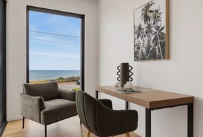 Study Nook - Oceanfront 4-Bed Home Surf & Serenity (Seaford)