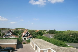 Ein Wohngebiet mit Häusern, einer Schotterauffahrt und blauem Himmel.
