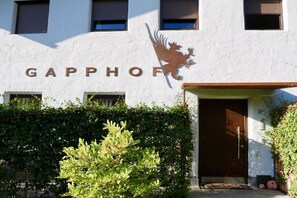 A building with a sign reading 'GAPPHOF' and a coat of arms. - Gapphof (Granny&Gala) (Algund)