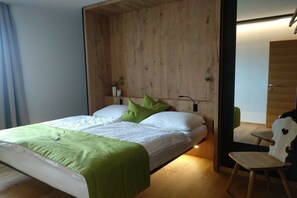 A room with a bed, a chair, and a wooden headboard. - Gapphof (Granny&Gala) (Algund)