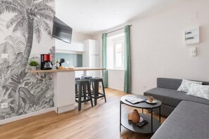 A modern living space with a kitchen, a dining area, and a seating area. - Apartment 'T2 600m De La Gare - Wifi Rapide' with Wi-Fi (Arras)
