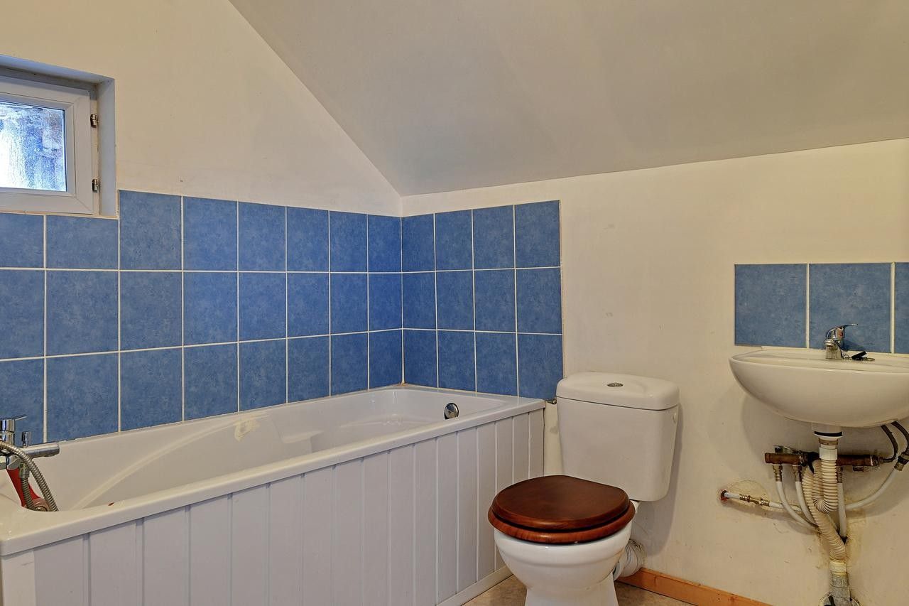 Ein Badezimmer mit einer Badewanne, Toilette und Waschbecken.