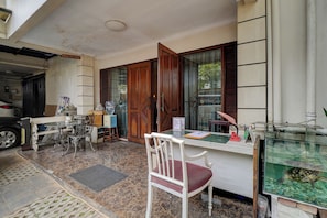 A room with a desk, chair, and a fish tank. - Cassa Dharmawangsa By ARBA (Jakarta)