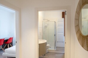 A modern bathroom with a glass shower enclosure, a white sink, and a toilet. - Residenza Conte Manetti (Mira)