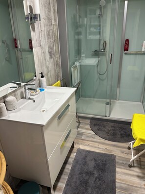 Bathroom - Vrbo Property (La Croix-aux-Mines)