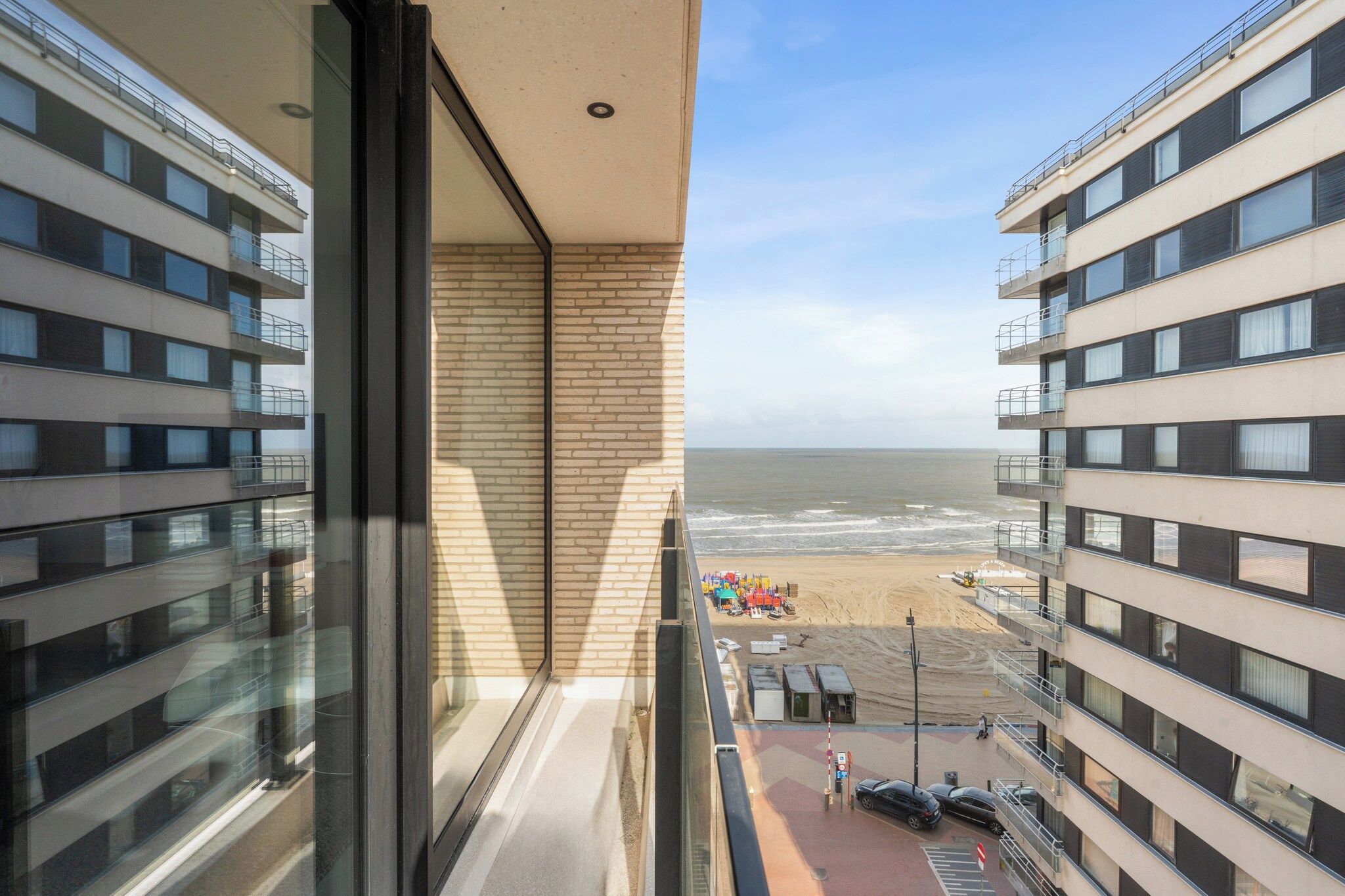 Un edificio alto con vistas a la playa y al océano.