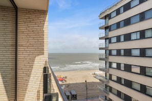 Un immeuble de grande hauteur offrant une vue sur la plage et l’océan.