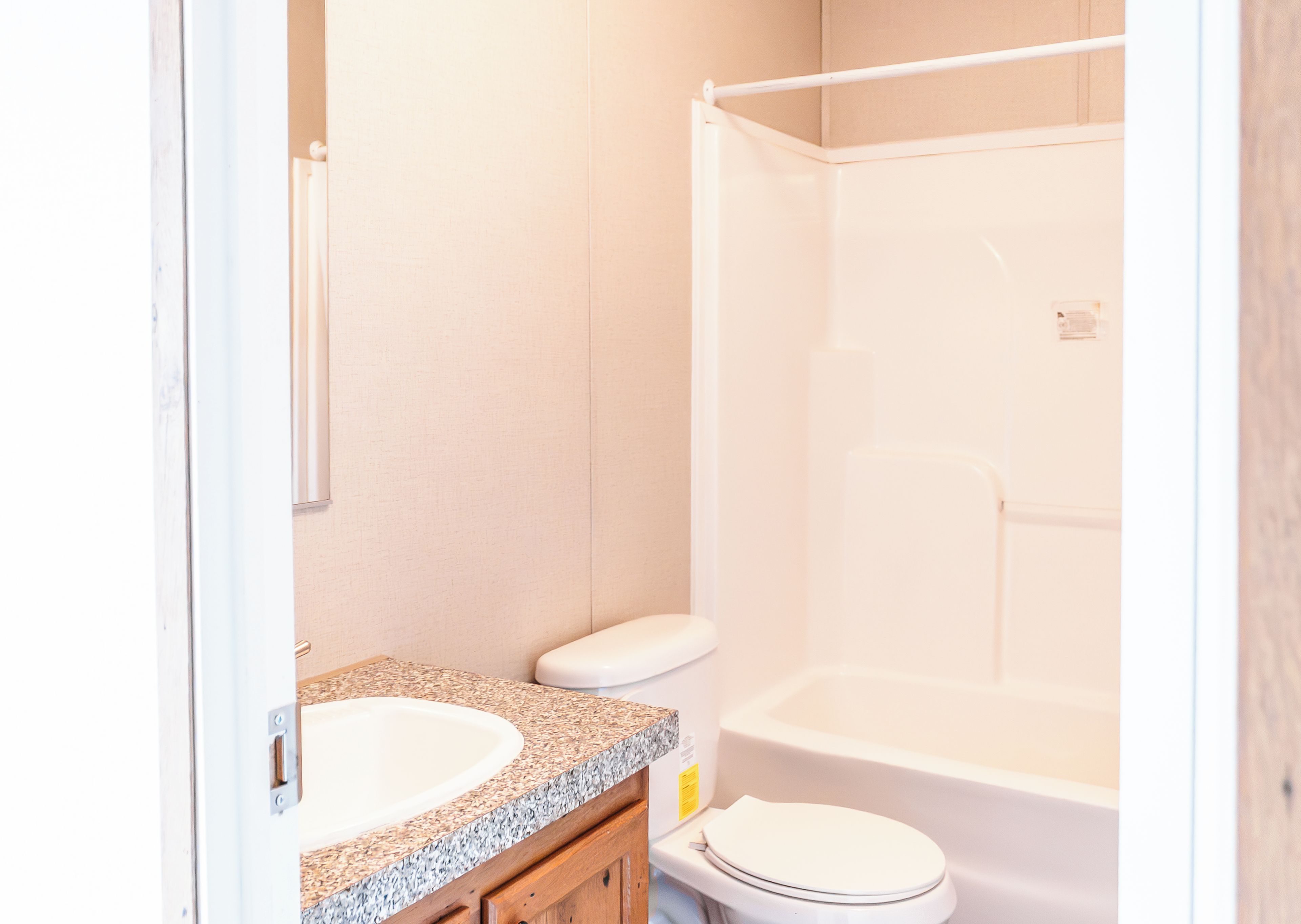 Une salle de bain avec un lavabo, des toilettes et une baignoire.