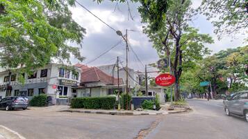 Une vue de rue avec un hôtel appelé « Ethnic Hotel » et un bâtiment portant l’inscription « Mulligan Golf and Cafe ».