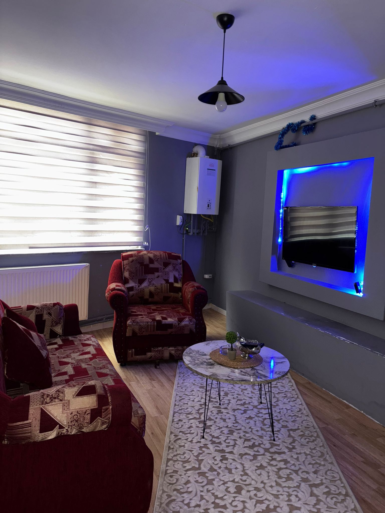 Uma sala de estar com sofá, poltrona e mesa de centro.