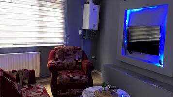 Uma sala de estar com sofá, poltrona e mesa de centro.