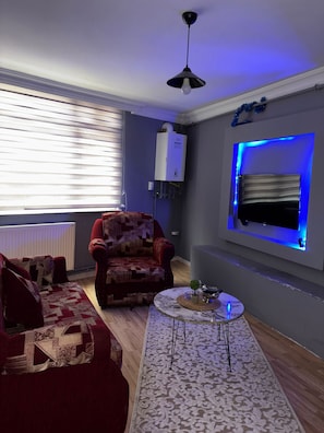 Uma sala de estar com sofá, poltrona e mesa de centro.