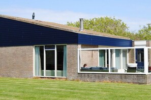 A modern house with a large glass window, a brick exterior, and a grassy yard. - De Branding 53, Kustlicht, ZOUTELANDE (ZOUTELANDE)