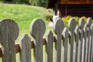A wooden fence with a series of evenly spaced vertical posts. - Pifrailerhof "Alte Mühle" (Schnals - Südtirol)