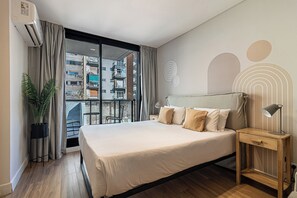 Room - Large Palermo studio with balcony, work desk and in-unit washer-dryer (Palermo)