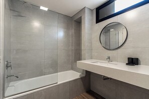 Bathroom - Large Palermo studio with balcony, work desk and in-unit washer-dryer (Palermo)