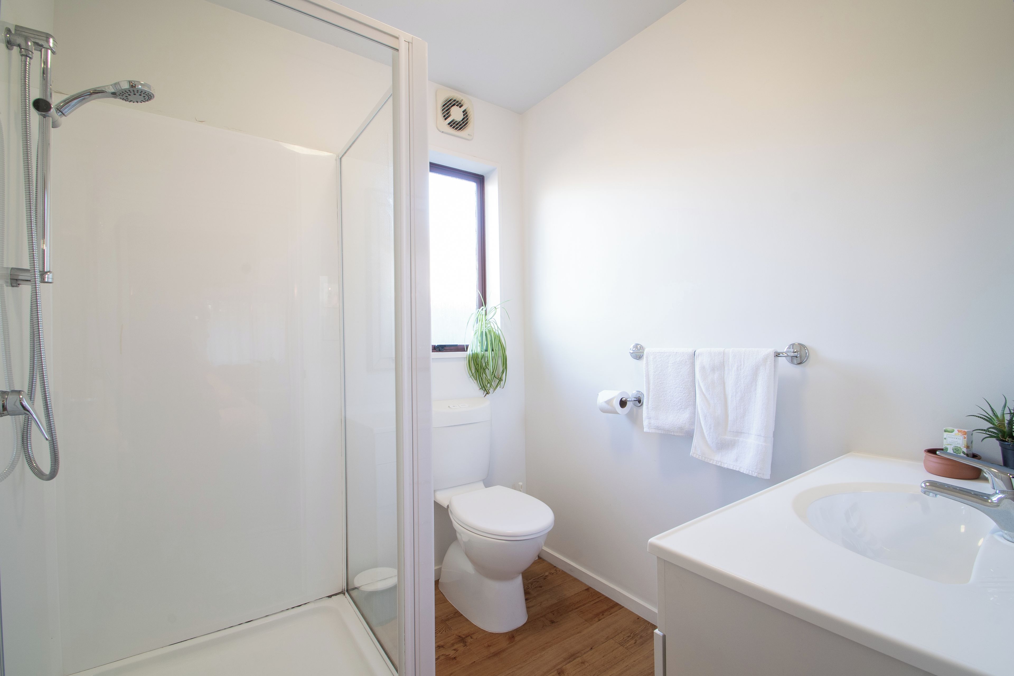 Une salle de bain moderne équipée d’une douche, de toilettes et d’un lavabo.