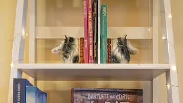 Une bibliothèque avec des livres et des objets décoratifs.