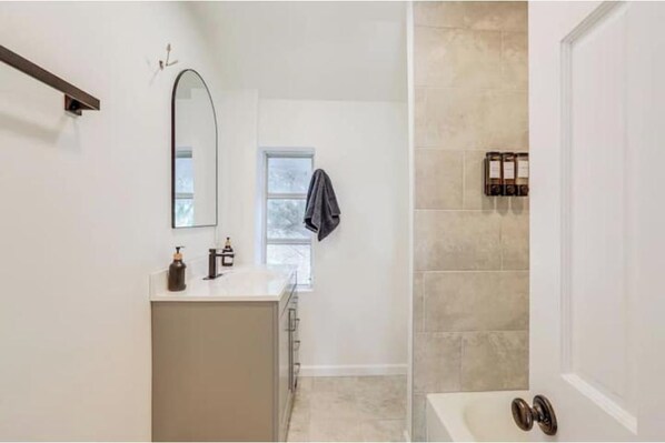Bathroom - Lake Views, Deck Days & Pet-Friendly Stays (Jefferson)