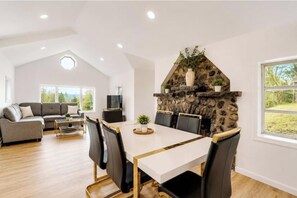 Dining - Lake Views, Deck Days & Pet-Friendly Stays (Jefferson)