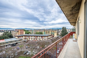 A balcony overlooking a parking area with multiple buildings in the background. - Scandicci Turri (Scandicci)