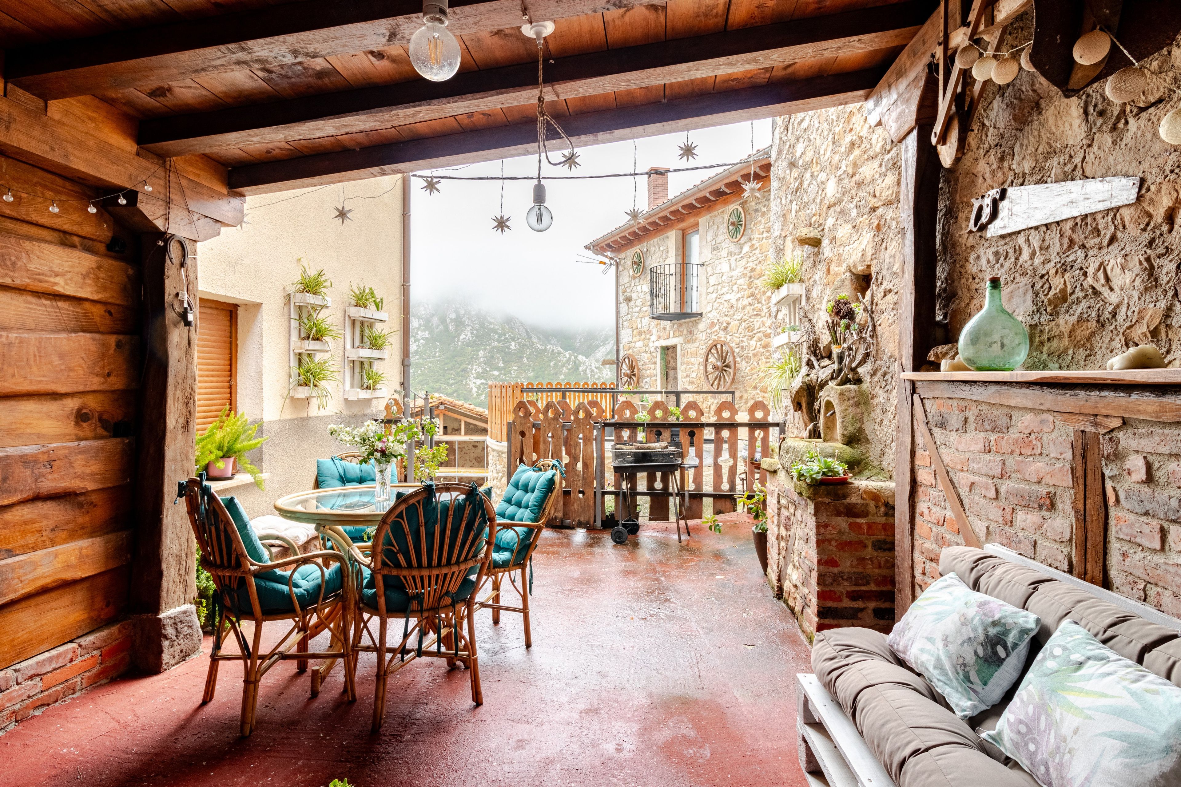 Un interior rústico de madera con comedor, asientos y vistas al exterior.